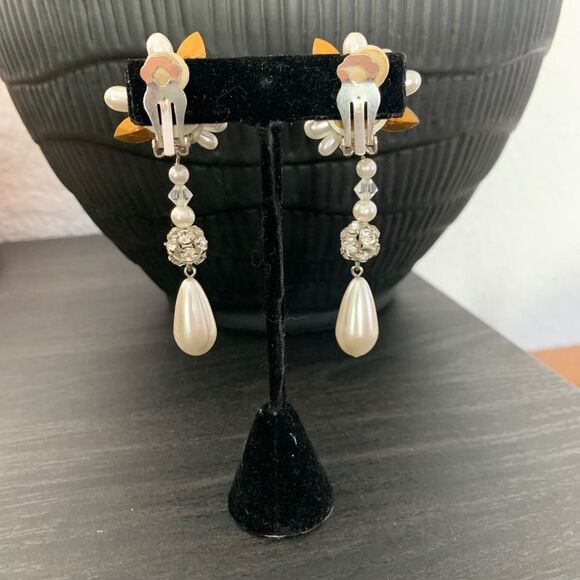 Vintage Suzanne Bjorntegard Flower Pearl Drop Clip On Earrings Bridal Wedding - Picture 3 of 8